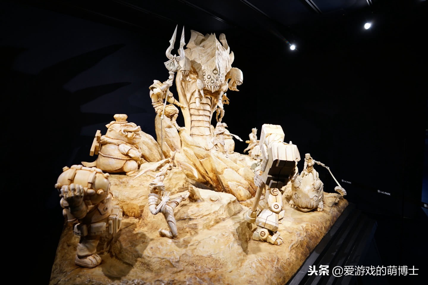 重现经典LCK对战，《英雄联盟》主题公园打卡雕塑创作