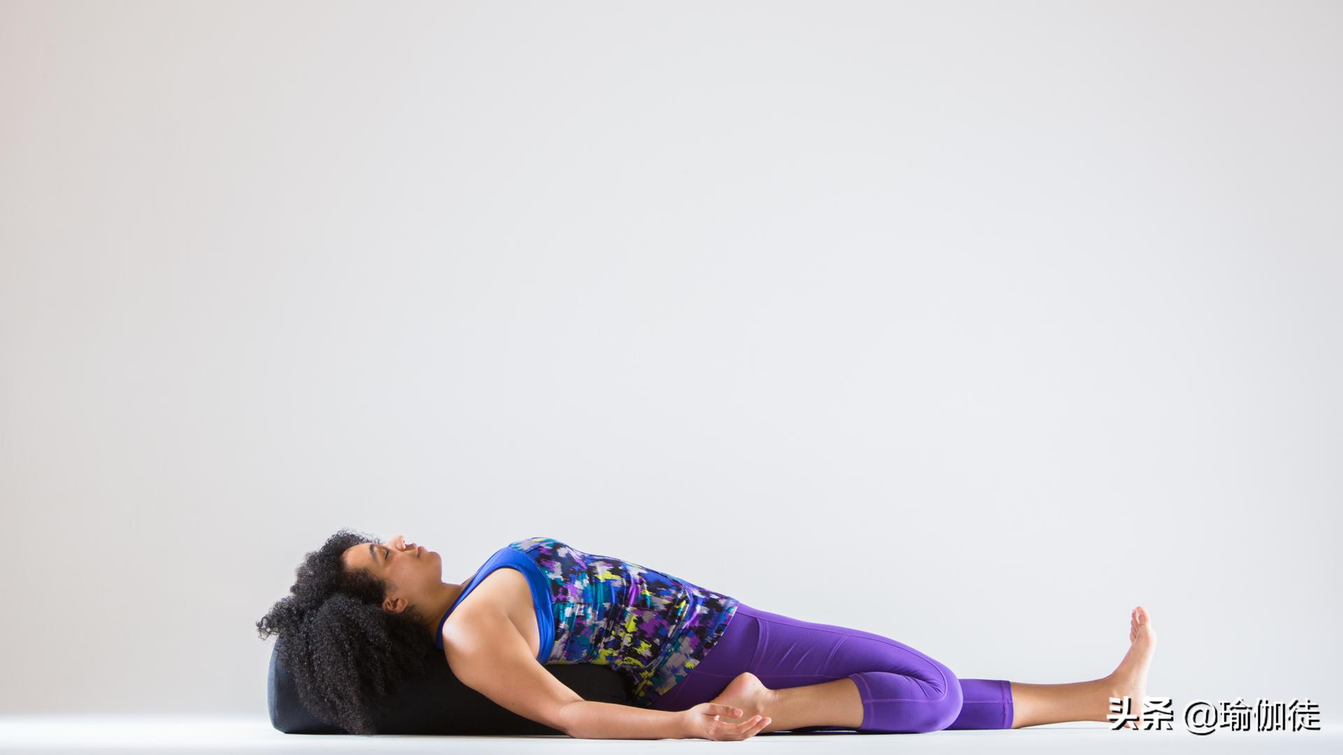 股四头肌瑜伽动作图解,初学瑜伽怎样拉伸全身韧带