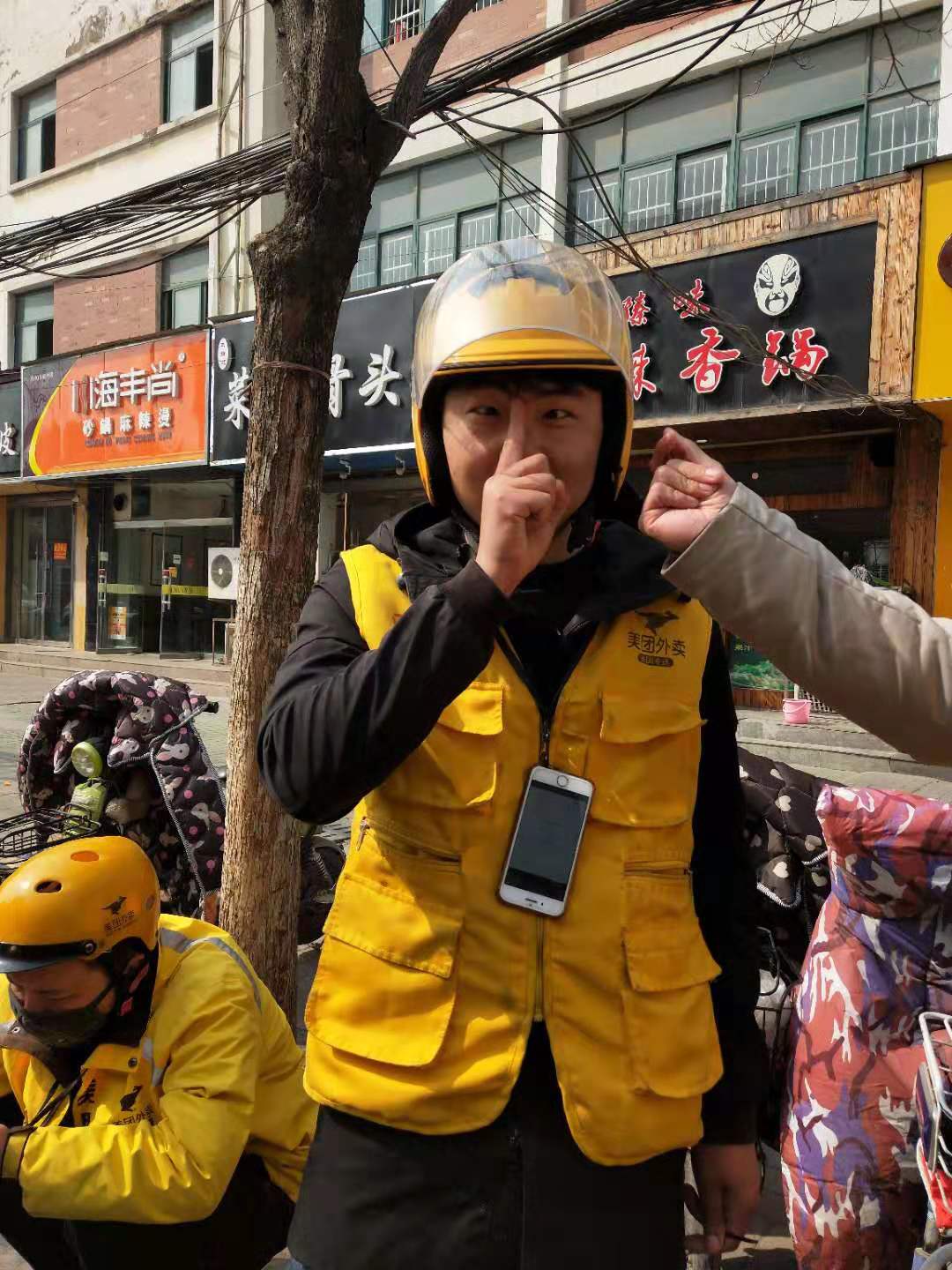 外卖女超人,女美团外卖员送餐技巧