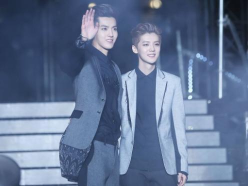 越来越过分！蔡徐坤黑粉拉横幅公然羞辱，网友：适可而止！