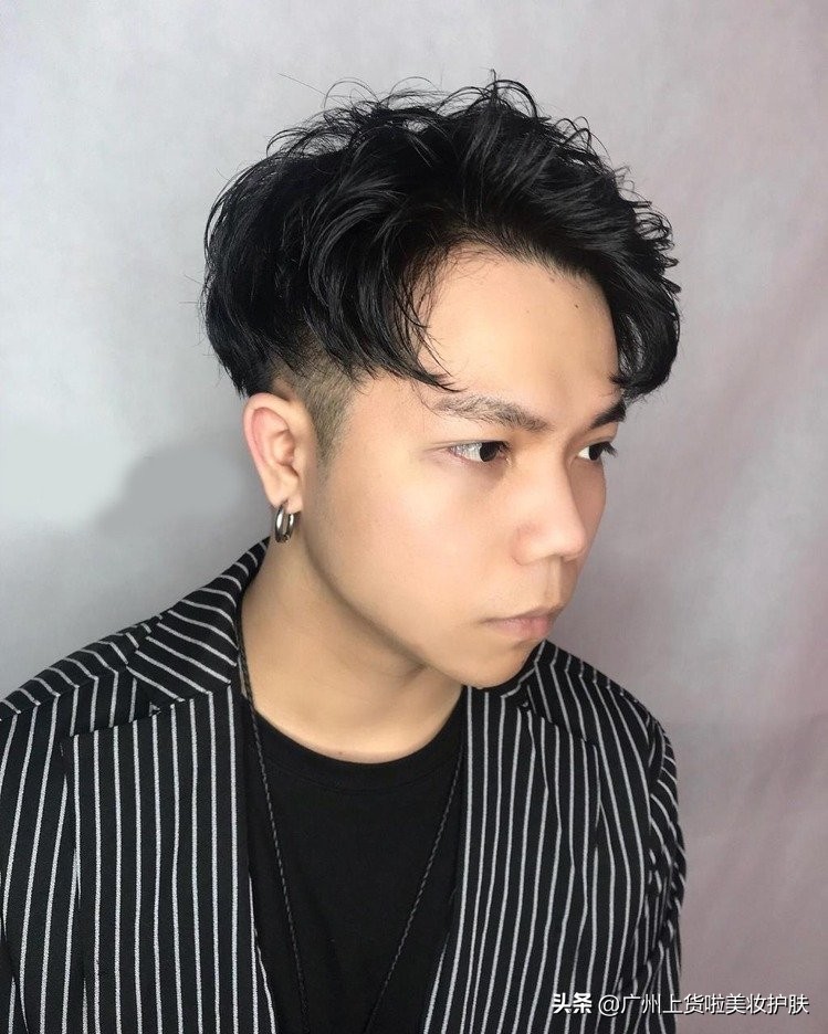 三款热搜的男生清爽露额头发型!让女孩对你刮目相看