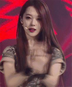 她骂脏话、拍性感床照、仙女人设崩塌，但人们依然爱她