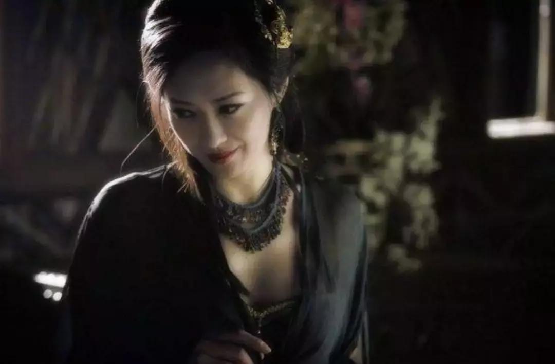 戏里杀气腾腾，戏外得富豪偏爱，被骗4个亿的她，如何卷土重来？