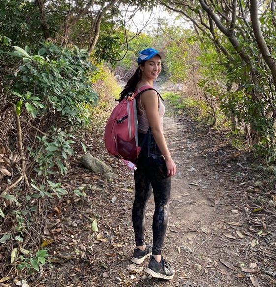 肩周炎胳膊抬不起？每天10分钟缓解肩周炎，5个瑜伽动作就能见效