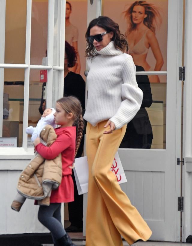 米兰达可儿以休闲搭配出镜,米兰达可儿穿粉色连衣裙接受采访