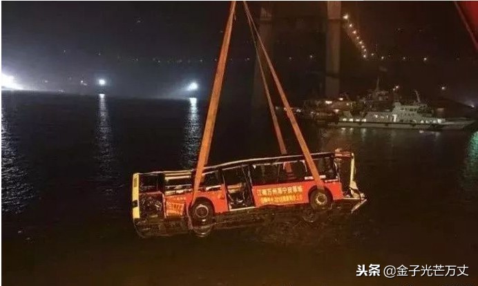 重庆公交车坠江事件后公交车整改,2018年重庆公交车坠江事件原因