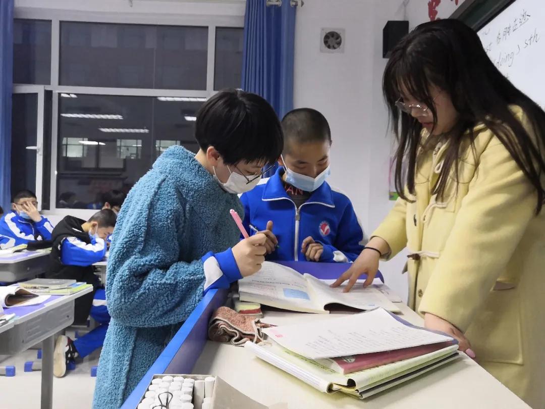 晚自习同学们在争分夺秒的学习,自习课上同学们都在埋头复习