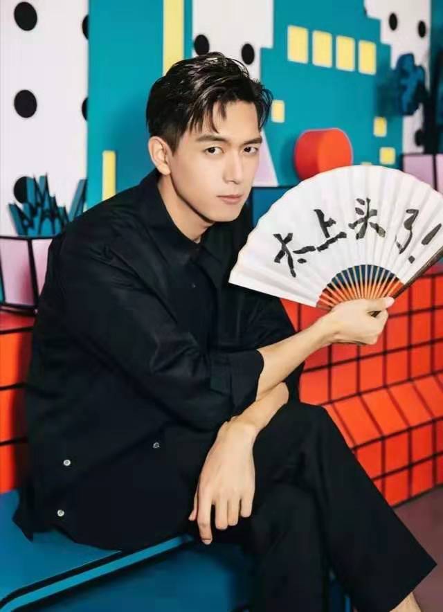 李现白色t配绿色短裤视频,李现的叠穿穿搭时尚又显得帅气