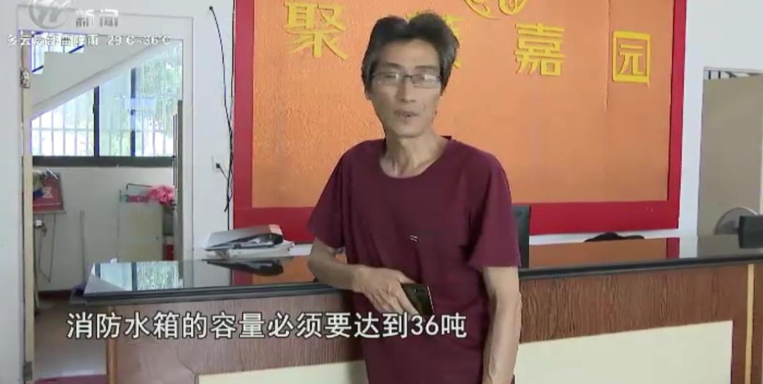 常州一小区天台突增水箱！业主：漏水怎么办？