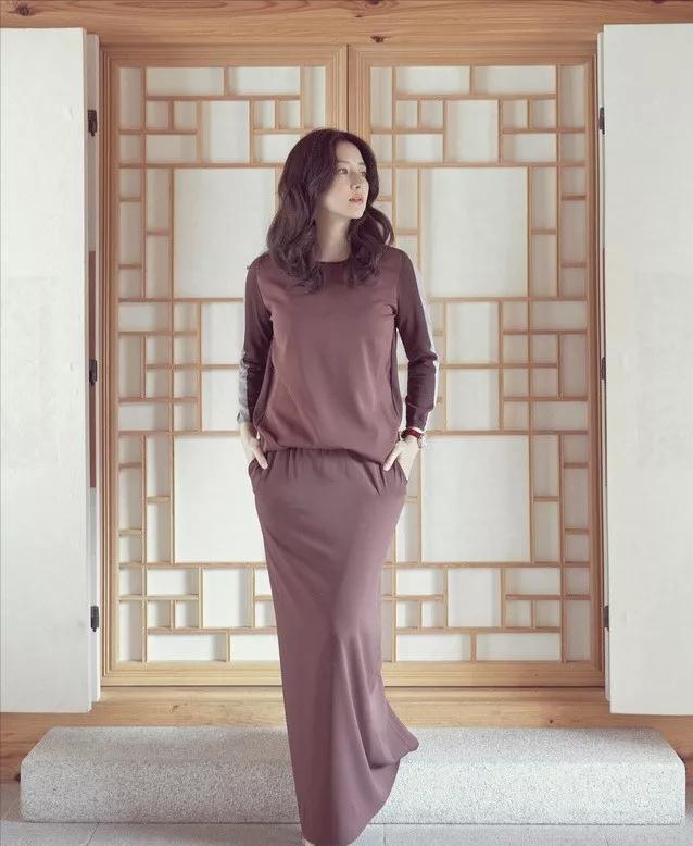 女人穿衣别太花哨,女人穿衣服怎样穿出高级感