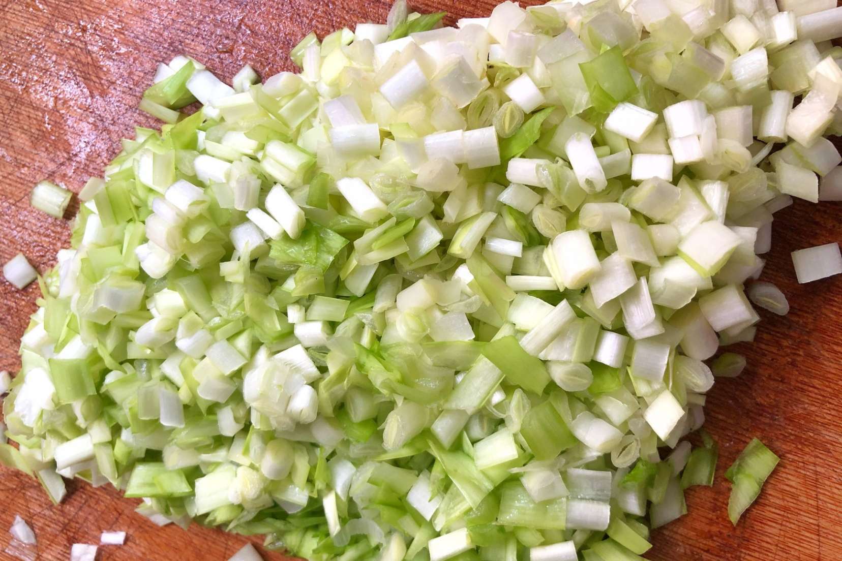 剩的饺子皮别扔这样做比春卷好吃,剩下的饺子皮怎么做才好吃