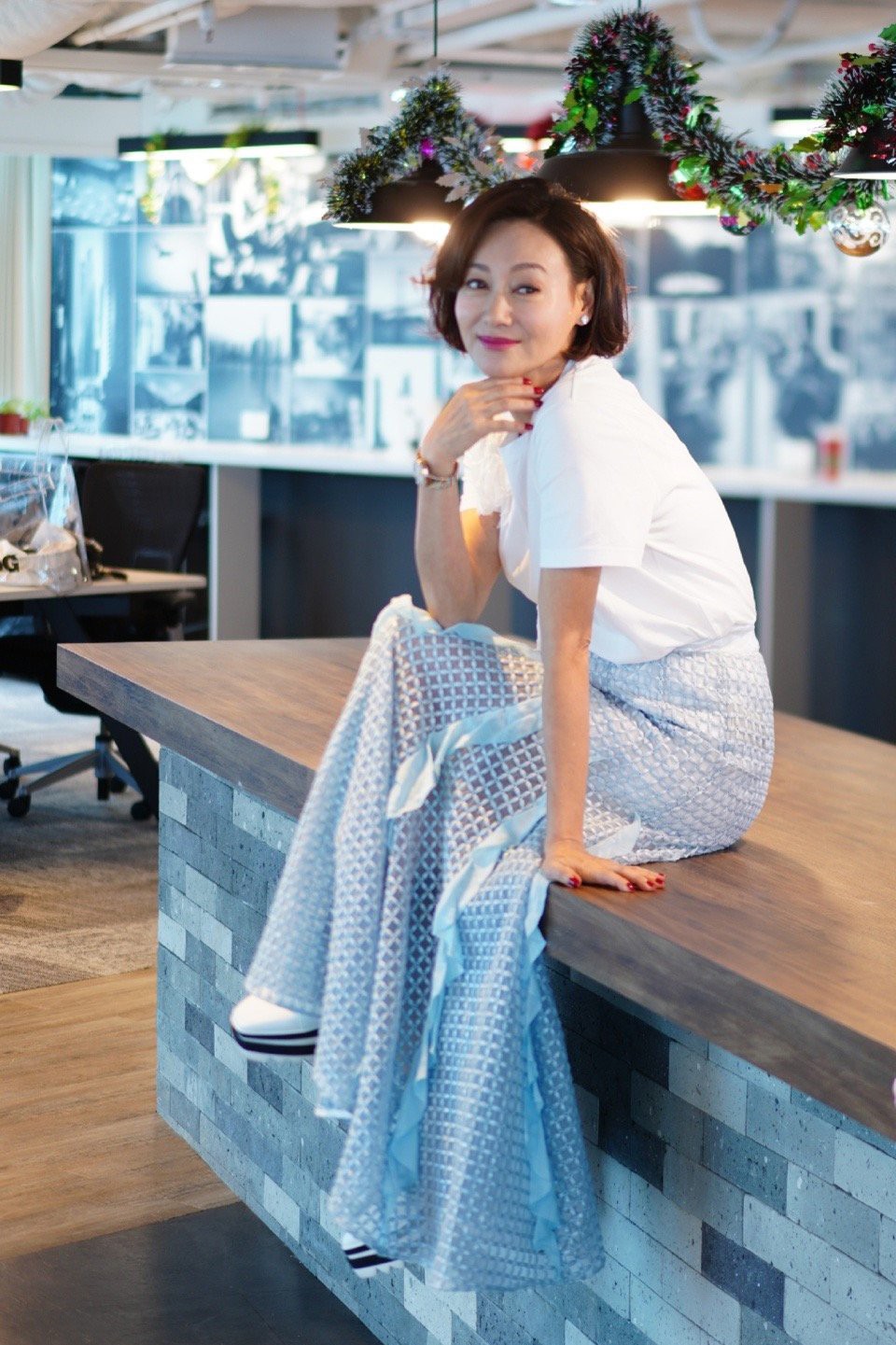 她60岁依旧未婚，穿挂脖层叠雪纺衫配竖纹西装，霸气不失清爽