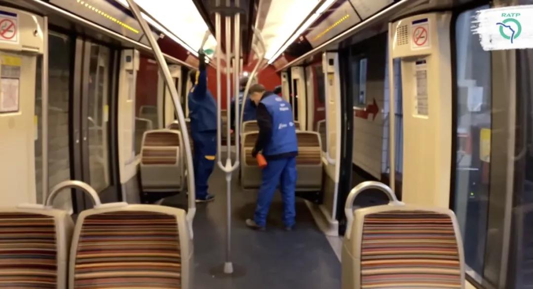 在贴满了一百万张贴纸之后,我快不认识巴黎地铁了…