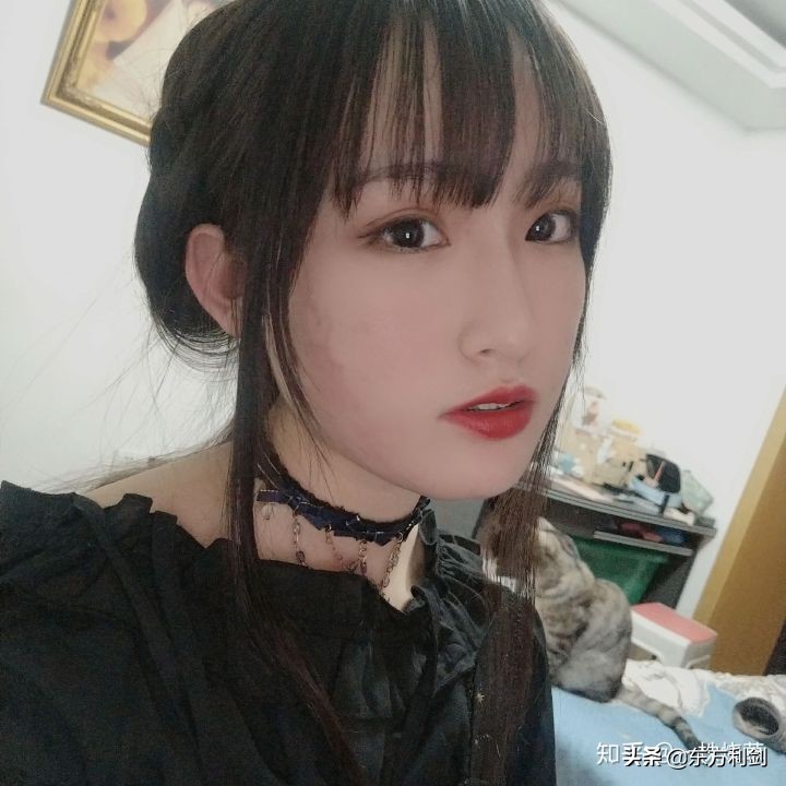 五官漂亮但皮肤很黑,皮肤黑的女生五官漂亮