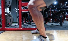 深蹲膝盖和脚尖无法一致,杠铃深蹲膝盖要不要超过脚尖