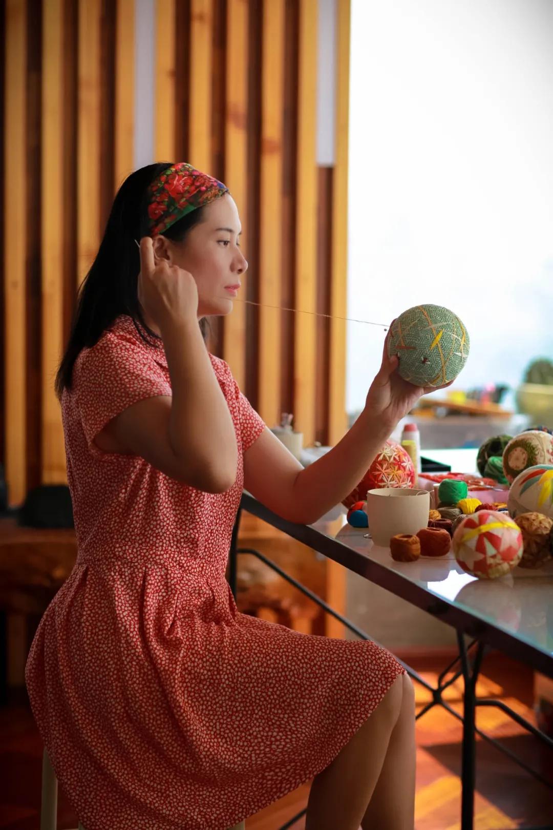 惊艳!“球上刺绣”你见过吗?她在球上绣出二十四节气,无数粉丝为之打call