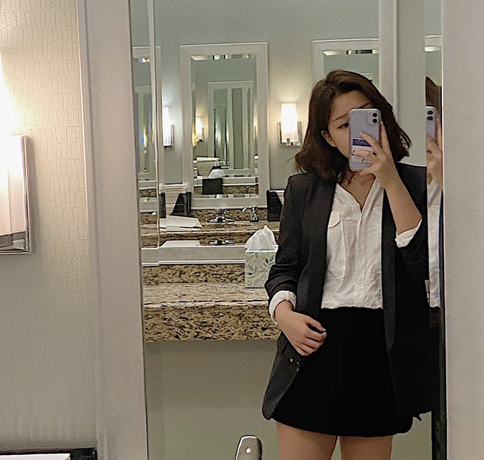 李静女儿罕见晒白裙美照,李静晒与16岁女儿合照