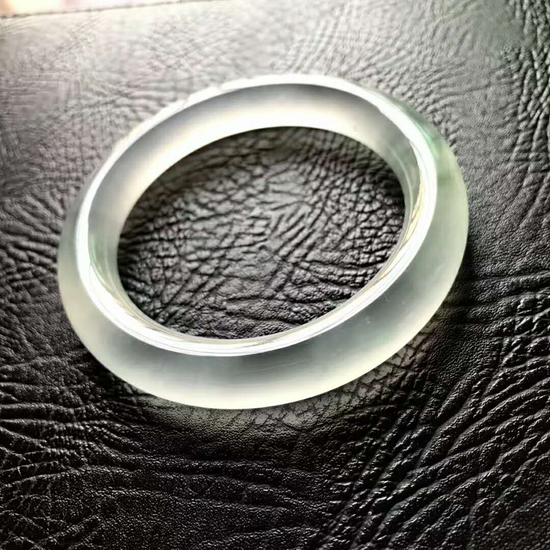 翡翠手镯怎么戴最好看,翡翠手镯会越戴越润吗