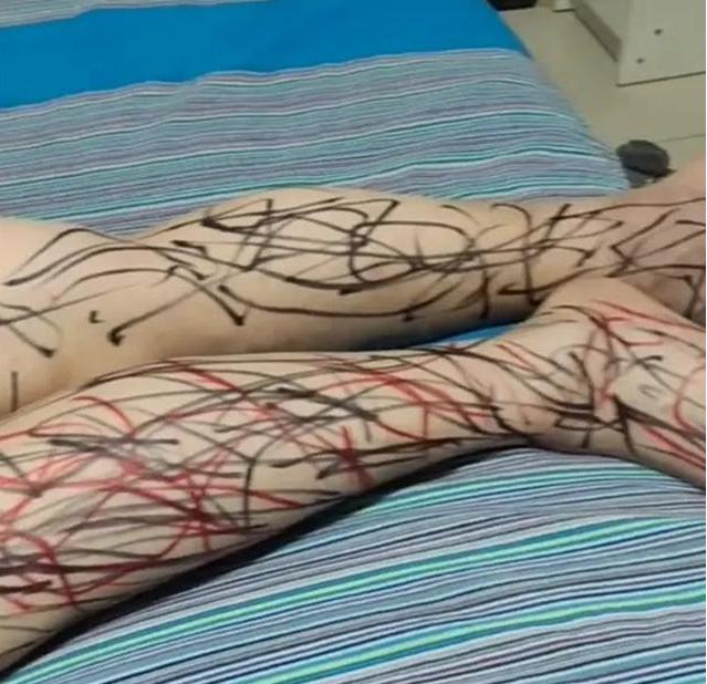 萌娃在爸爸身上画画原著,4岁萌娃在爸爸背上画画