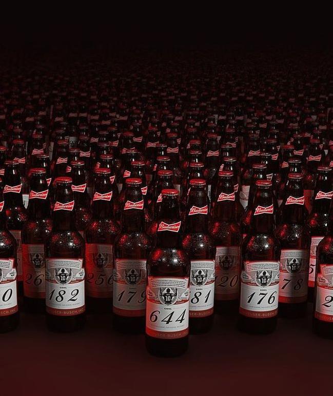 赞助商定制644瓶编号啤酒送给被梅西破门的门将，勒沃库森门将：我还有五瓶连号的？网友：酒干倘卖无？