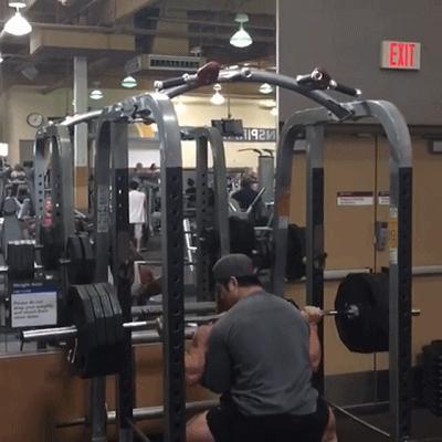 60岁大爷体重70公斤卧推110公斤,50岁大爷深蹲