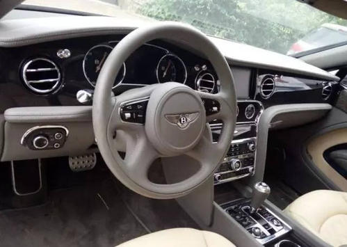 车主买了台二手宾利，却闻到后座异味刺鼻！车商：前车主是女司机