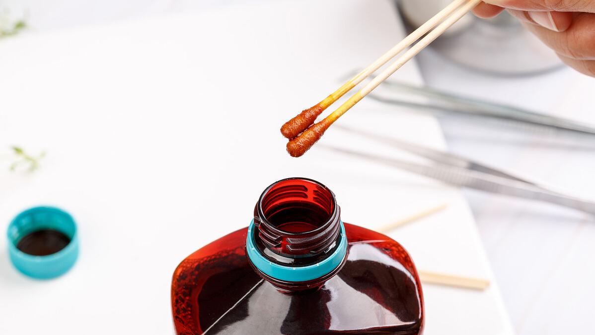 脚背骨被石头磕肿了睡觉都疼,脚背被石头砸到立马肿了起来