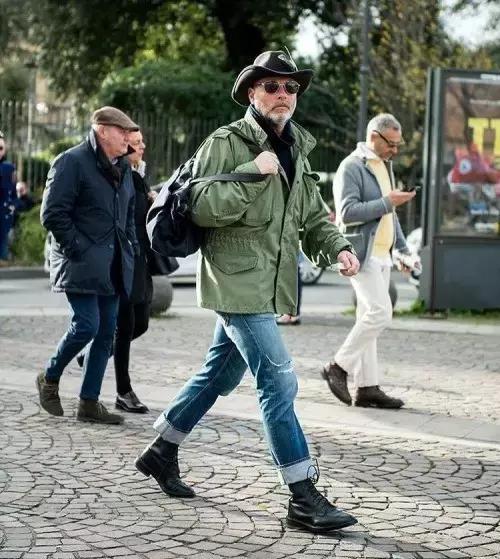 今天余文乐老师要为你们上一堂军装搭配课，答应我要好好学习哟！