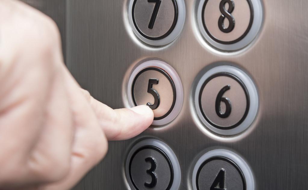 为什么没人买顶楼的房子,为什么内行人不买没电梯顶楼