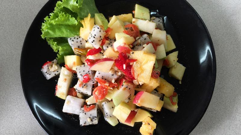 切开的火龙果发芽了还能吃吗,火龙果放几天里面发芽了能吃吗