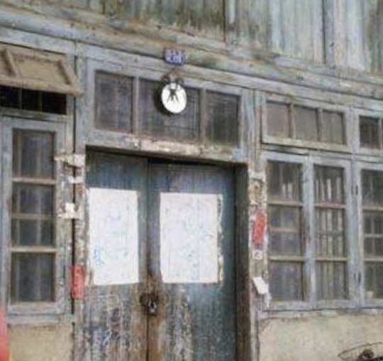 镜子隔着一堵墙对着床有忌讳吗,镜子对着床会做噩梦吗