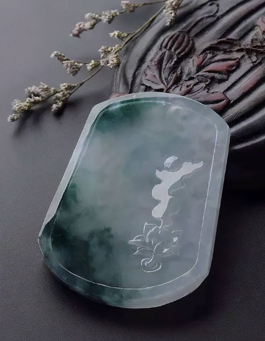 翡翠车挂件的寓意,翡翠蝙蝠挂件寓意