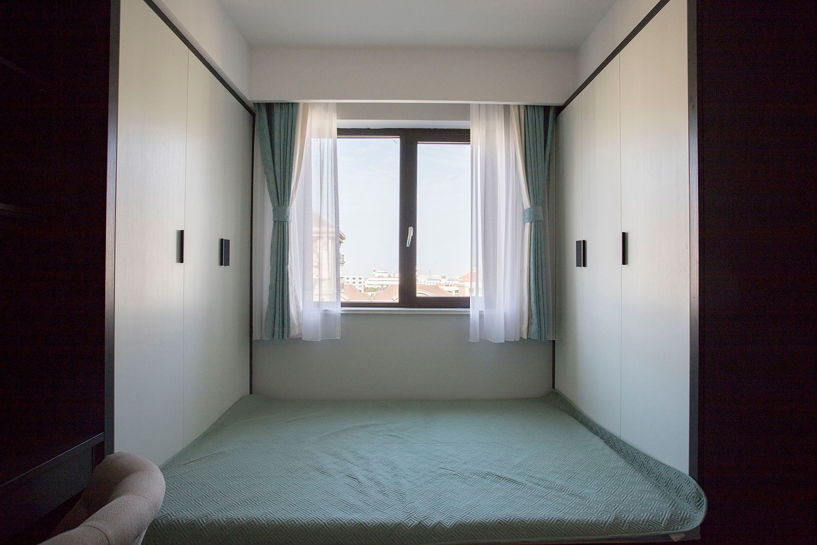 103㎡收纳满分，电动窗帘、上轨道移门和阳台吧台让家一键变高级