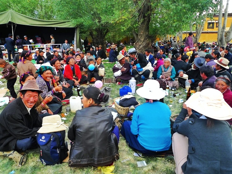 藏区遍地乱要钱？其实助人为乐更多，扎什伦布寺常做善事