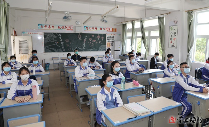 久违的“开学大片”奉上！春风十里，不如校园有你！