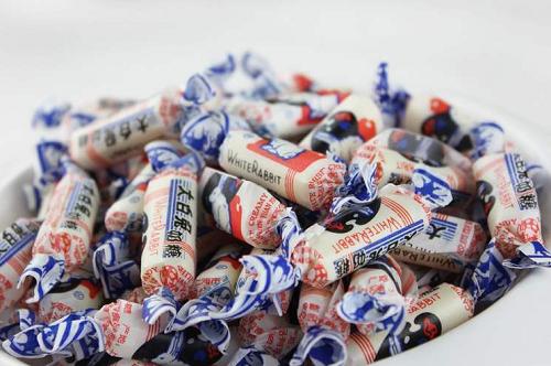 大白兔奶糖里面的透明纸怎么做的,大白兔奶糖的包装纸可以用来干嘛