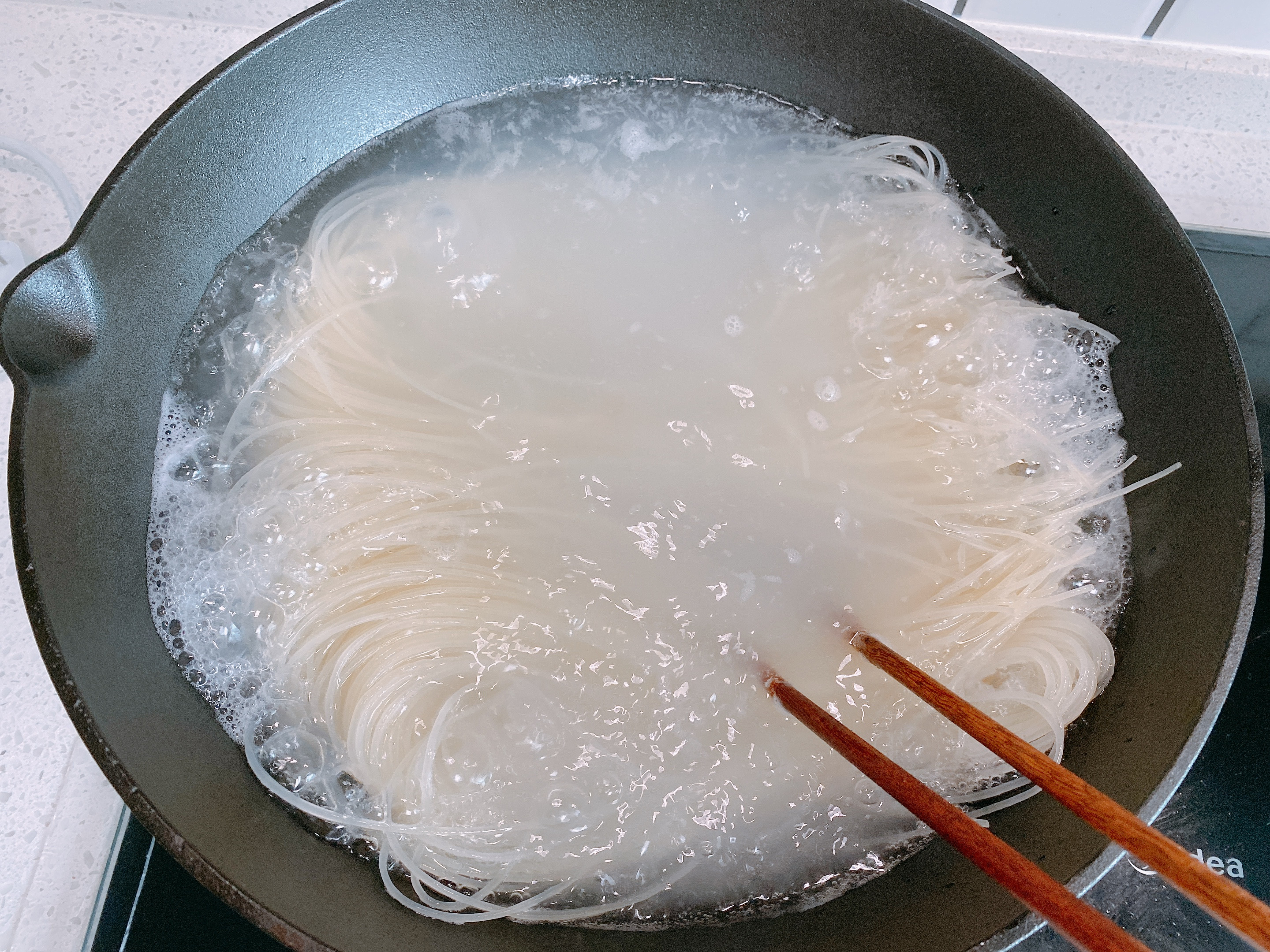 米粉炒粉怎么煮才好吃,在家做三鲜米粉最简单的方法