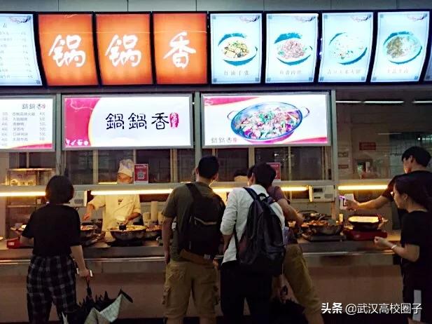 全武汉只有这所大学校门上跑火车，以前嫌弃现在却又舍不得