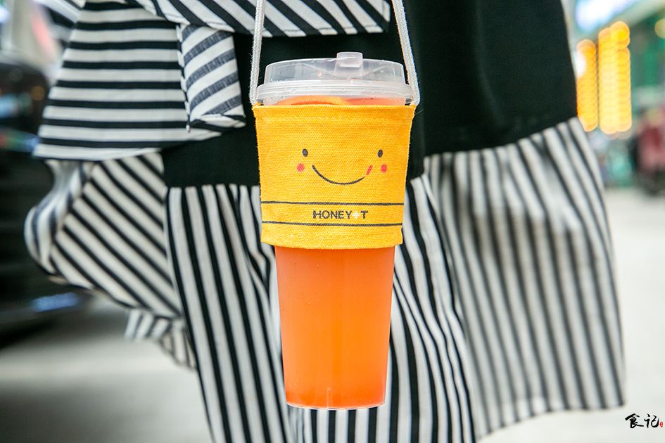 在人民路上喝了杯爆款「蜂蜜茶」，还送我超萌杯套