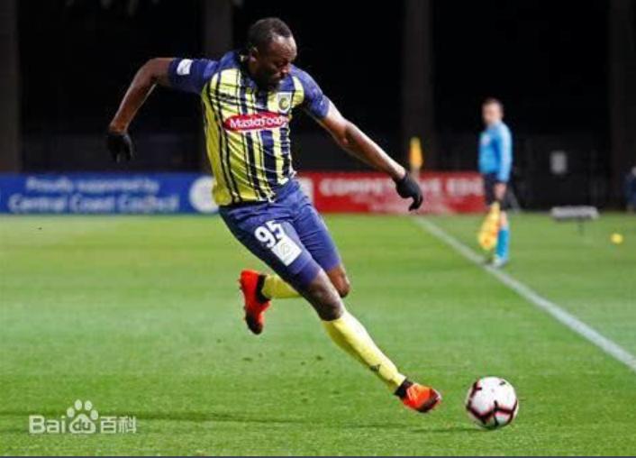 博尔特玩滑板车,博尔特骑滑板车