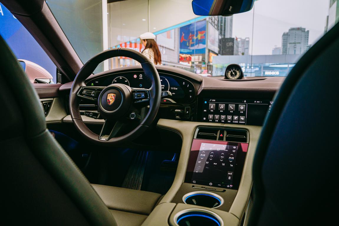 taycanturbos冰莓粉,买不起taycan的比亚迪