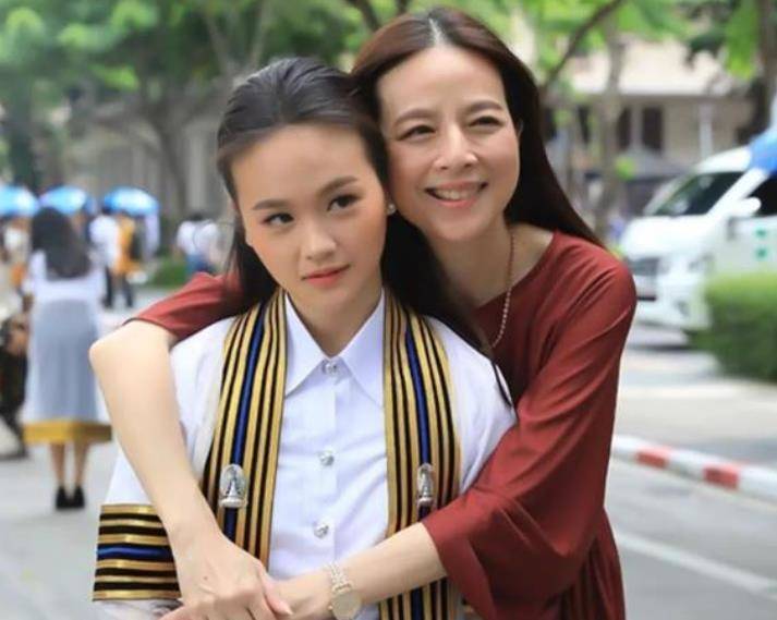 泰国女首富伍伦盼足球,泰国女足总经理伍伦盼写真