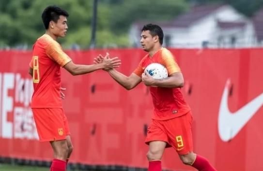 李铁向工作团队和球员表达感谢，同时明确表态：希望理解他的严厉