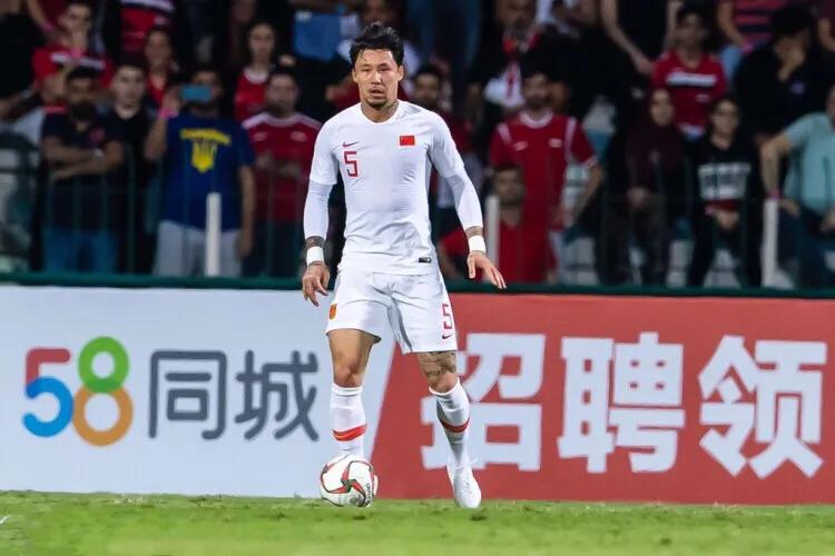 国足耻辱夜最大罪人，“恒大花臂哥”微博已被攻陷，周琦无辜躺枪