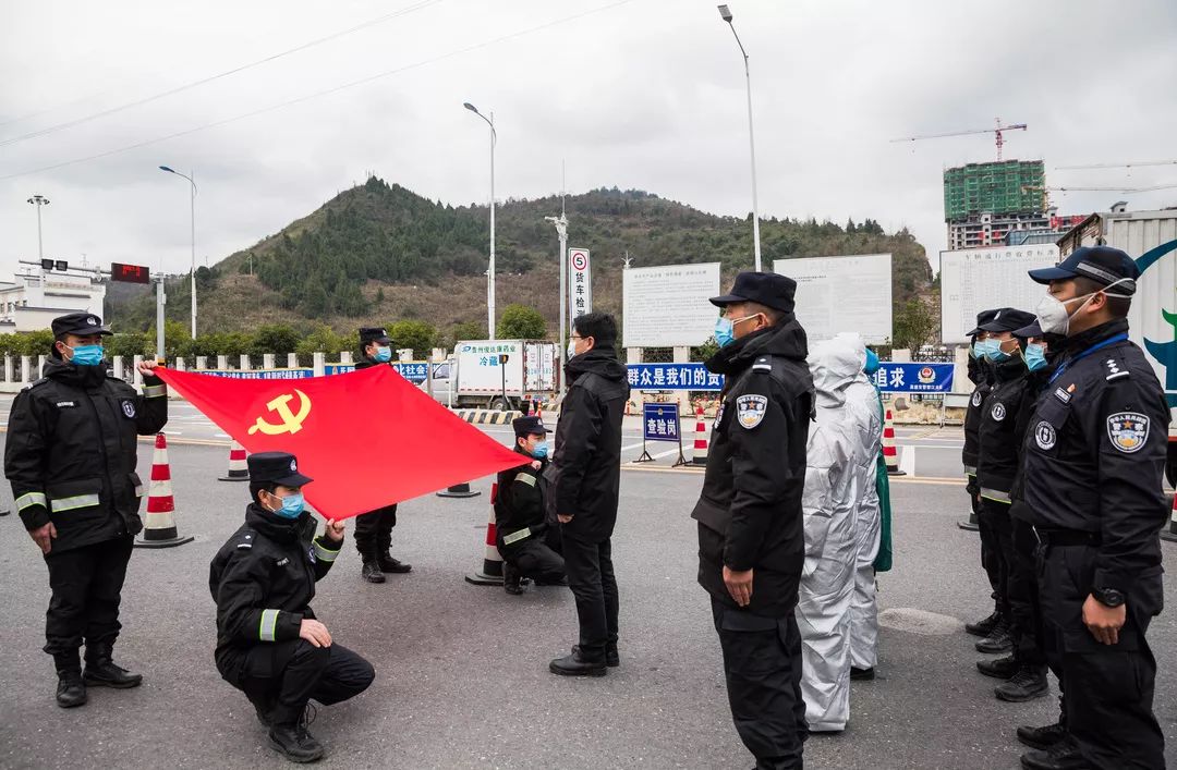 一线党旗红疫情防控,共同战疫让党旗在疫情防控一线