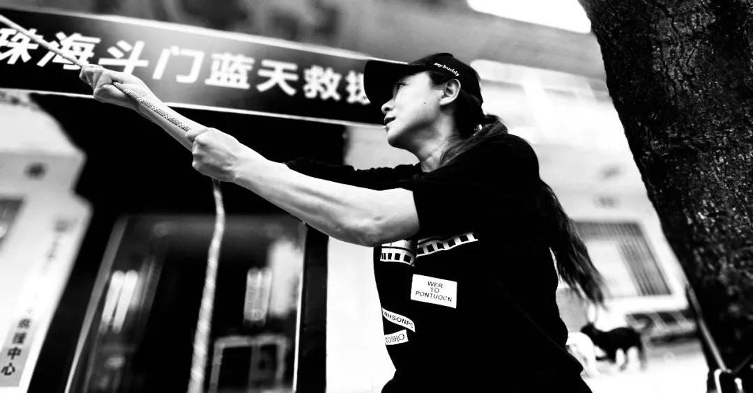 小男孩切东西不小心切到自己的手,儿子切水果时不小心割到手指