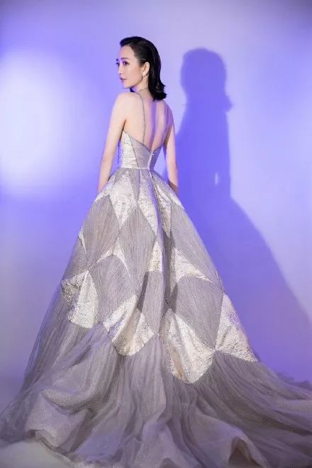 王鸥露背照片,王鸥最新露背写真