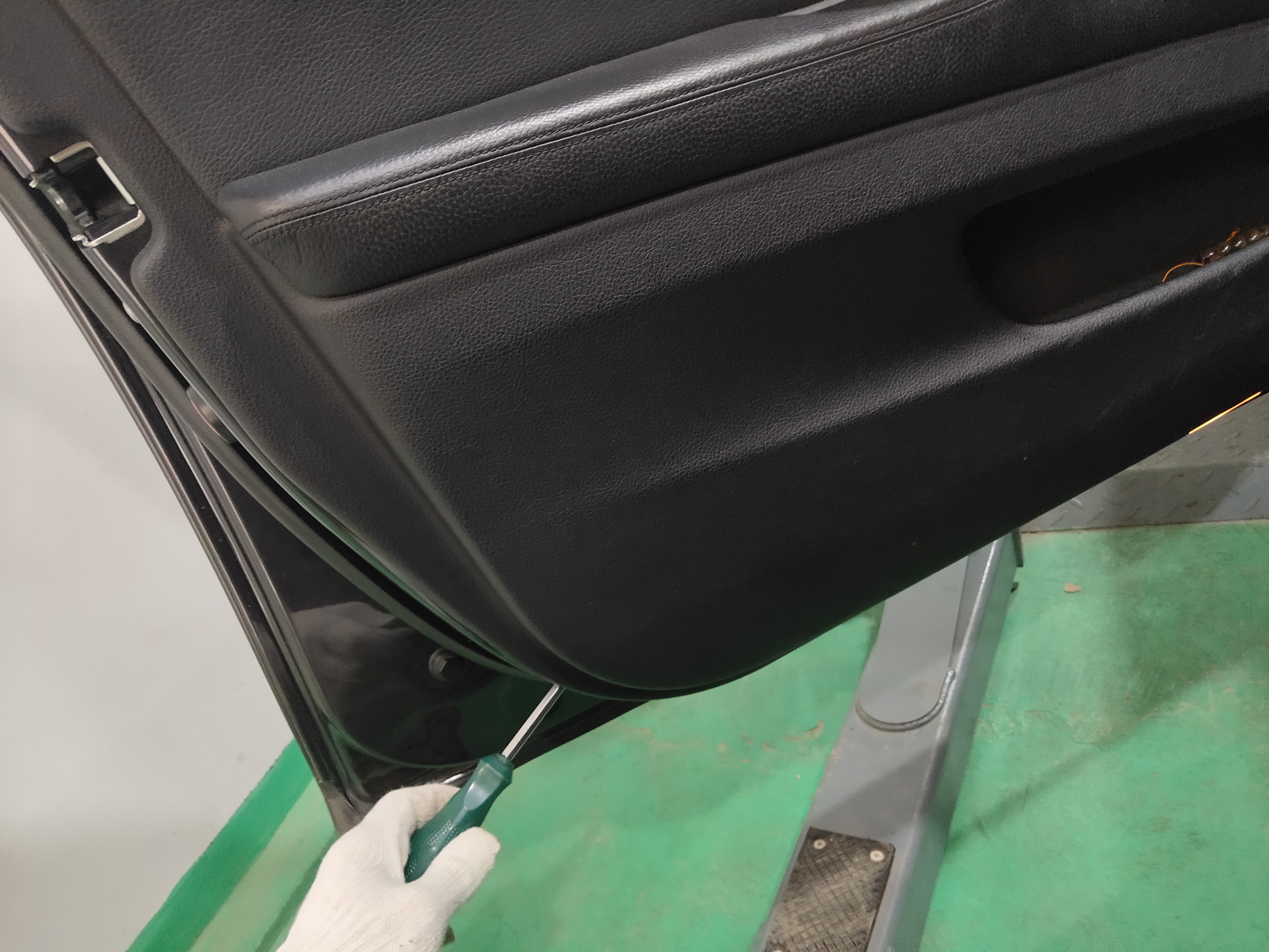 宝马525车门把手的塑料老化,宝马门内拉手橡胶老化怎么解决