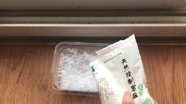 家政清洁常用玻璃清洁剂,家政公司用什么清洁剂洗玻璃