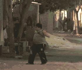 猝不及防一字马搞笑动图,搞笑gif倒立外加一字马